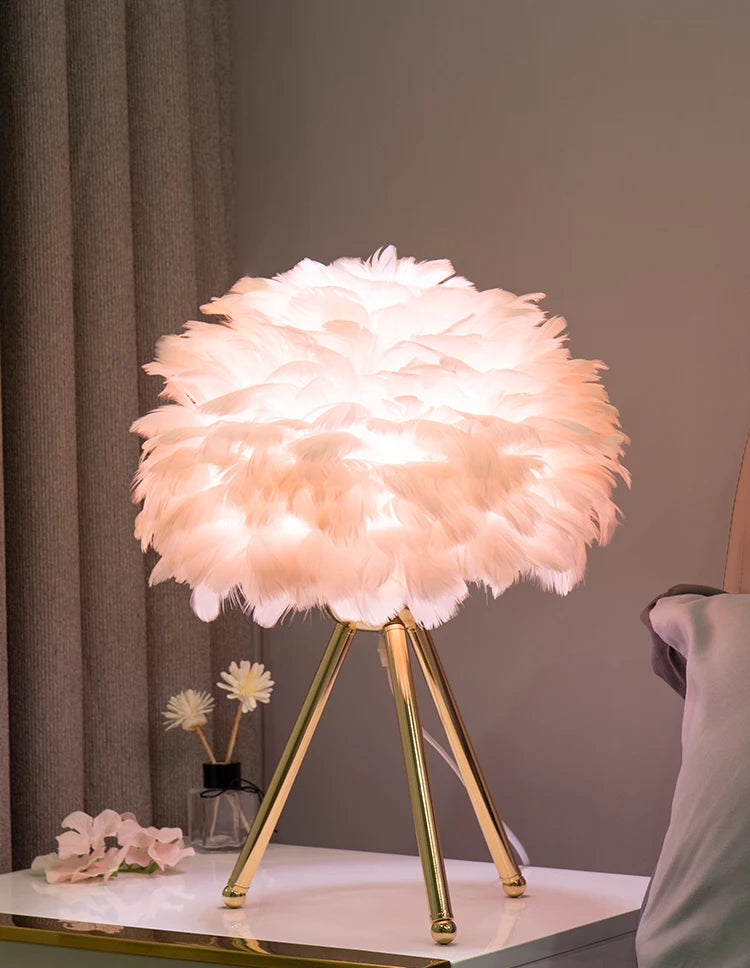 LumaPlume™ Romantic Feather Table Lamp – Crafted with Natural Goose Feathers